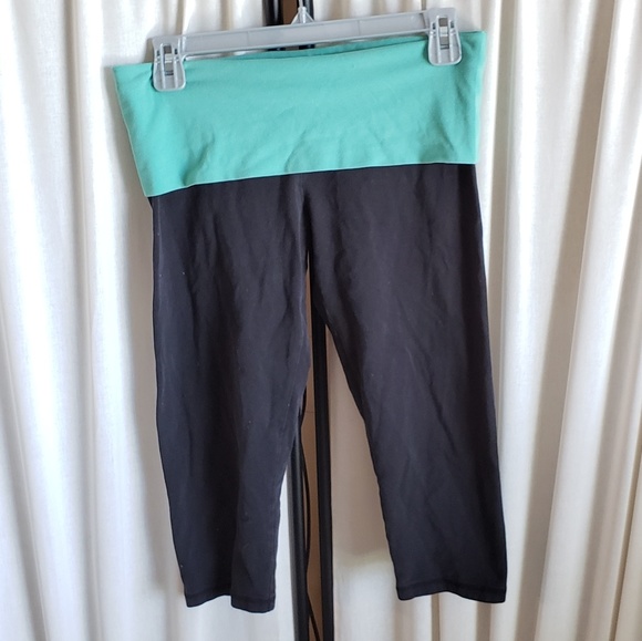 PINK Victoria's Secret Pants - PINK Victoria's secret size small capri leggings